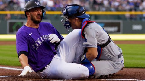 Kris Bryant anota para los Rockies tras la colisión con el catcher Austin Barnes, de los Dodgers.