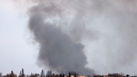 El humo se eleva desde el aeropuerto de Dnipro, el 10 de abril de 2022, en medio de la invasión rusa de Ucrania.