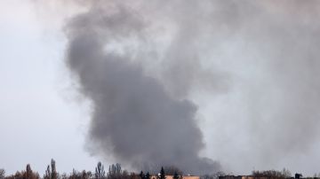 El humo se eleva desde el aeropuerto de Dnipro, el 10 de abril de 2022, en medio de la invasión rusa de Ucrania.