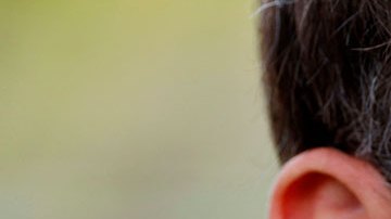 VIDEO: Lanzan tomates al presidente francés Emmanuel Macron durante visita a mercado