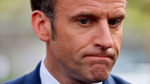 VIDEO: Lanzan tomates al presidente francés Emmanuel Macron durante visita a mercado
