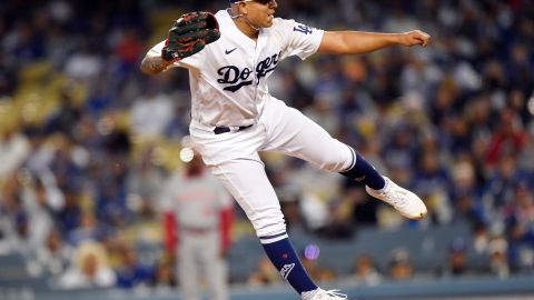 Julio Urías en acción contra Cincinnati, en su primera apertura de 2022 en Los Ángeles.