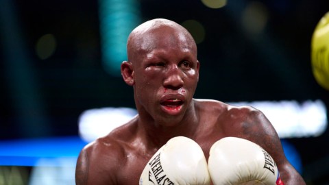 El ojo derecho del boxeador cubano Yordenis Ugás recibió un duro castigo en su último pleito ante Errol Spence Jr.
