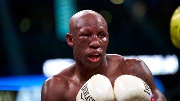 El ojo derecho del boxeador cubano Yordenis Ugás recibió un duro castigo en su último pleito ante Errol Spence Jr.