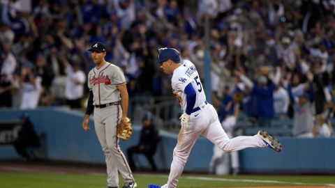 Freddie Freeman recorre las bases tras batear su primer jonrón de la temporada nada menos que contra su exequipo, Atlanta.