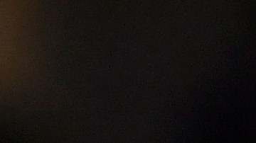 Kenley Jansen es felicitado por el catcher Travis d'Arnaud luego de lograr el salvamento contra los Dodgers.