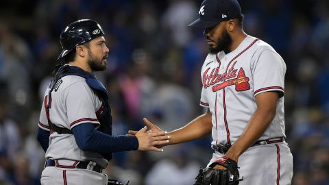 Kenley Jansen es felicitado por el catcher Travis d'Arnaud luego de lograr el salvamento contra los Dodgers.