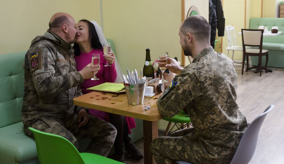 El amor vence a la guerra en Ucrania, se registran más de 22,000 bodas desde el inicio de la invasión