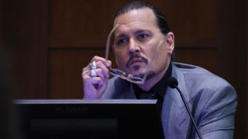 Johnny Depp testificando en el juicio por difamación en contra de su ex esposa Amber Heard.