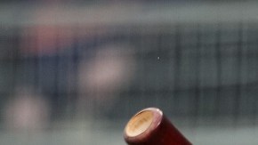 Byron Buxton en el momento de dar el jonrón más largo registrado en la MLB.