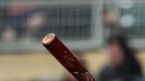 Byron Buxton en el momento de dar el jonrón más largo registrado en la MLB.