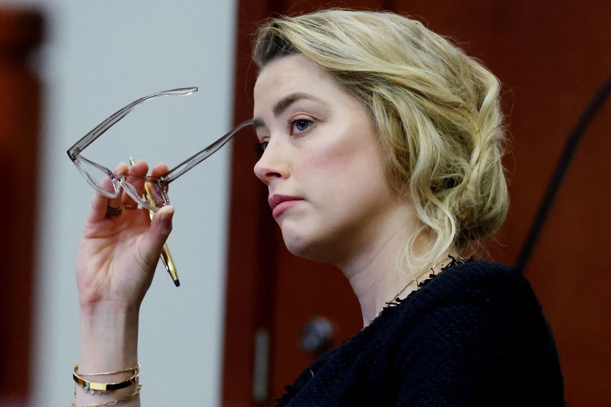 Amber Heard en su juicio por difamación por una demanda de su ex esposo Johnny Depp.