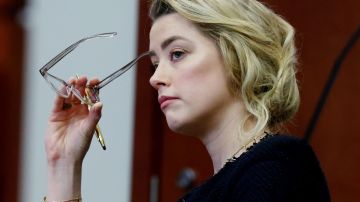 Amber Heard en su juicio por difamación por una demanda de su ex esposo Johnny Depp.