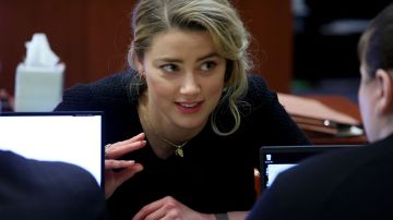 Amber Heard hablando con su defensa en su juicio por difamación por una demanda de su ex esposo Johnny Depp.