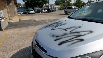 Imagen de referencia de un auto vandalizado.