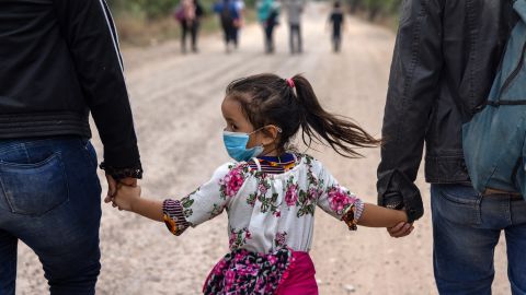 Un juez federal bloqueó la terminación del Título 42 que permite expulsar a los inmigrantes