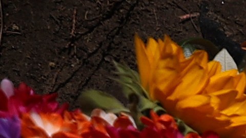 Al menos uno de los funcionarios se arrodilló sobre él hasta que no respiró más y perdió la vida.