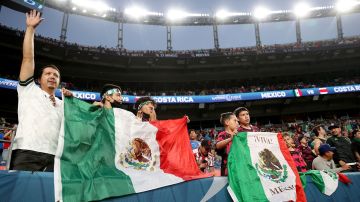 Seguidores mexicanos en Denver durante la final frente a los Estados Unidos.