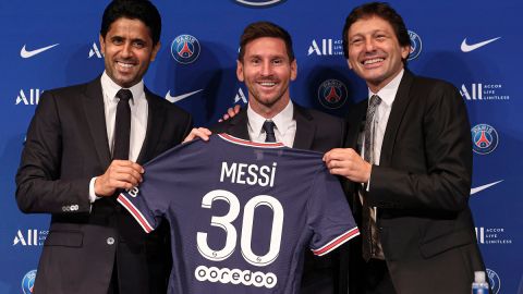 Lionel Messi presentado junto al Jeque Nasser Al Khelaifi y el director deportivo Leonardo.