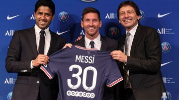 Lionel Messi presentado junto al Jeque Nasser Al Khelaifi y el director deportivo Leonardo.