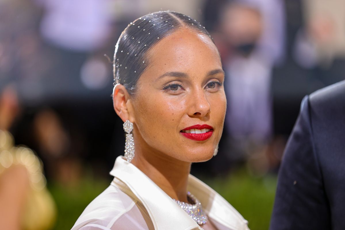 Alicia Keys as a real estate saleswoman is a great singer. 