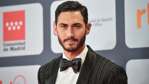 Alejandro Speitzer en la alfombra roja de los Premios Platino Awards 2021.