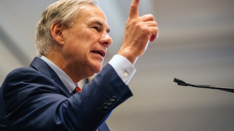 El gobernador de Texas, Greg Abbott, tiene distintas acciones contra inmigrantes.