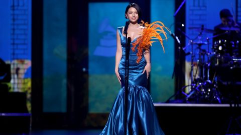 Ángela Aguilar presentándose en la gala de la Persona del Año 2021 de la Academia Latina de la Grabación.