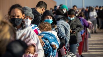 Familias migrantes se entregan a CBP en la frontera