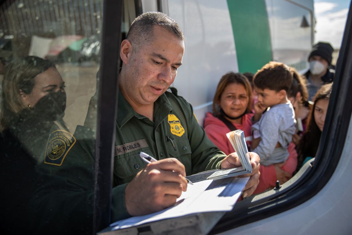 Un agente de CBP procesa a inmigrantes en la frontera en Yuma, Arizona.