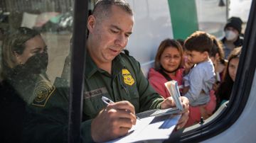 CBP procesa inmigrantes en la frontera