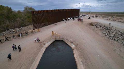 Inmigrantes en la frontera de Arizona