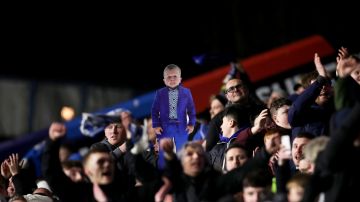Aficionados del Huddersfield Town sostienen una imagen de Hasbulla Magomedov