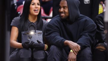 Kanye West junto a su novia Chaney Jones en un juego en la FTX Arena.