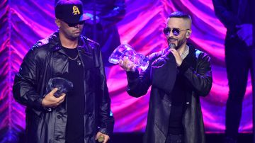 Wisin y Yandel en el escenario de los BMI Latin Awards 2022