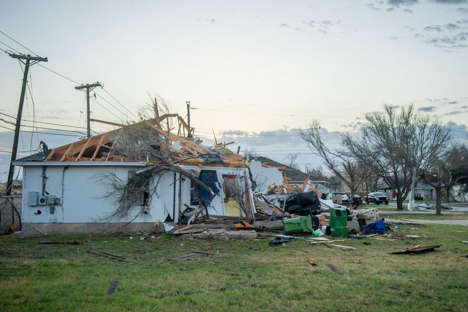 VIDEO Tornado en Texas deja a su paso un tráiler volteado y vehículos