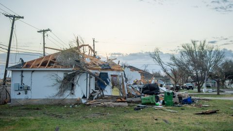 VIDEO: Tornado en Texas deja a su paso un tráiler volteado y vehículos con daños