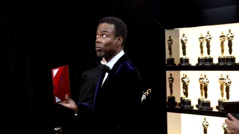 Chris Rock detrás de escenas de los Premios Óscar 2022.