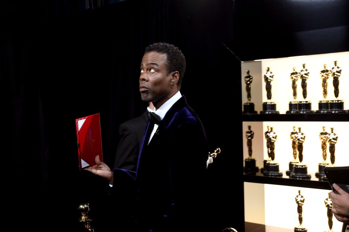 Chris Rock detrás de escenas de los Premios Óscar 2022.