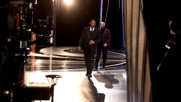 Will Smith caminando al detrás de escena de los Premios Óscar, después recibir la estatuilla por Mejor Actor
