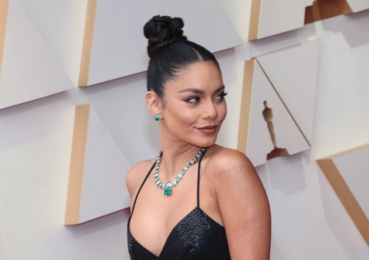 Vanessa Hudgens en la alfombra roja de los Premios Óscar 2022.