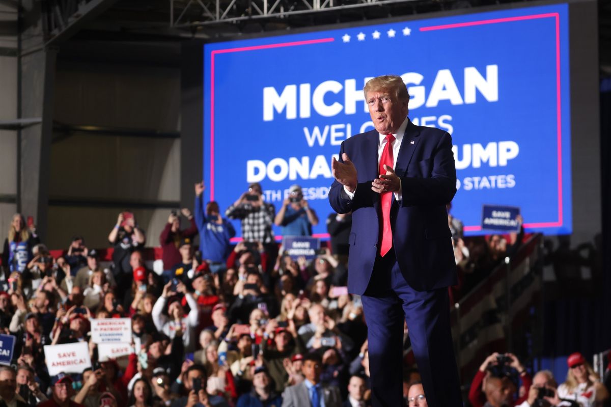 Donald Trump lideró un mitin en Michigan, donde se lanzó contra inmigrantes.