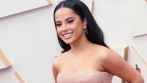 Becky G en la alfombra roja de los Premios Óscar 2022.