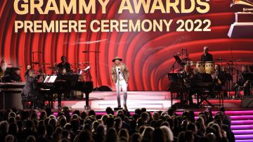 Jimmie Allen fue el encargado de entregar la mayoría de categorías de música latina en la ceremonia preliminar de Premios Grammy 2022.
