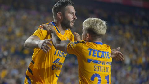 Yeferson Soteldo y André-Pierre Gignac