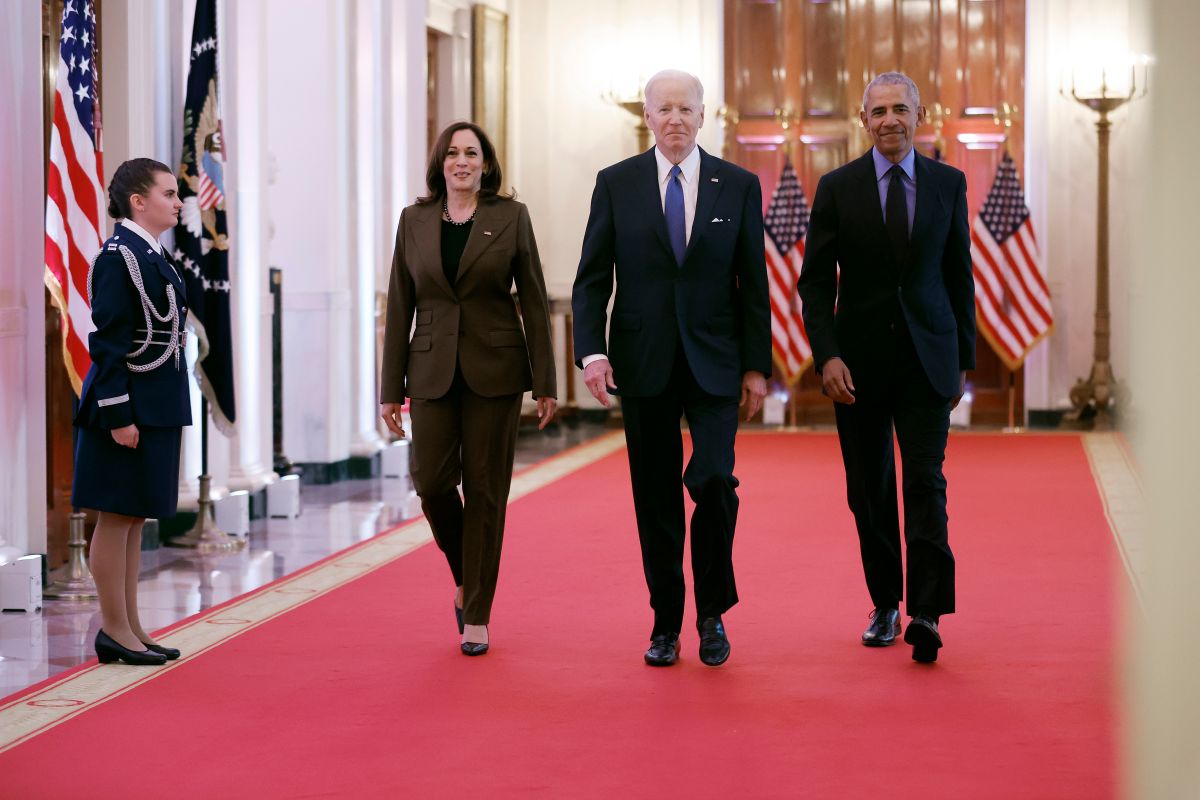 Kamala Harris, Joe Biden y Barack Obama llegan a un evento para celebrar los 10 años de Obamacare.
