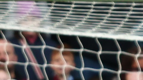 Heung-Min Son anota un gol a Emiliano "Dibu" Martínez.