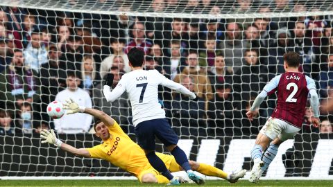 Heung-Min Son anota un gol a Emiliano "Dibu" Martínez.