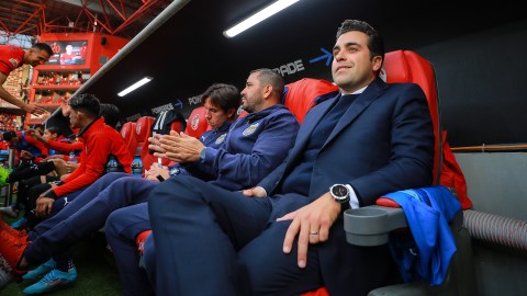 El entrenador de Chival Michel Leaño fue expulsado en el partido.