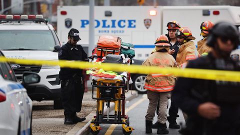 VIDEO: Tiroteo en metro de Nueva York deja 16 personas heridas, 10 de ellas por arma de fuego, confirman autoridades